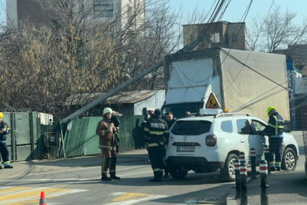 la un pas de tragedie un stalp s a prabusit peste o autoutilitara pe o strada din ploiesti foto video 69a6d8b4ea035