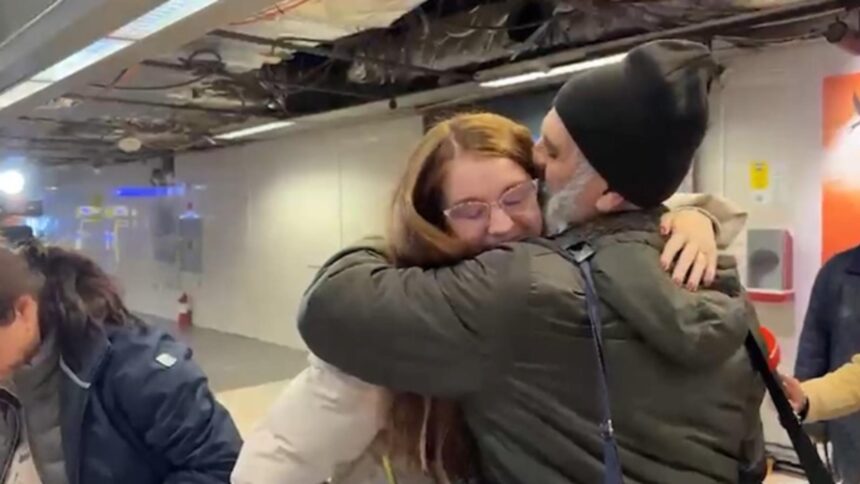 primii romani repatriati dupa suspendarea zborurilor din orientul mijlociu peste 300 de persoane au ajuns in tara marti dimineata imagini emotionante 69a679d8a3cb3