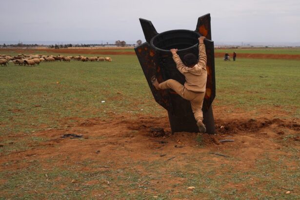racheta iraniana prabusita in siria transformata in loc de joaca un copil escaladeaza proiectilul imaginea a facut inconjurul lumii foto 69a95e881d4af