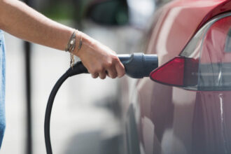 scumpirea petrolului si gazelor impinge europa spre energie verde creste cererea de panouri solare si masini electrice 69cb951e2d55a