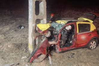 un tanar de 22 de ani a murit in aceasta dimineata dupa ce a intrat cu masina intr un stalp de electricitate foto 69b4e0a7653ac