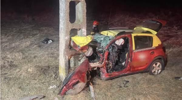 un tanar de 22 de ani a murit in aceasta dimineata dupa ce a intrat cu masina intr un stalp de electricitate foto 69b4e0a7653ac