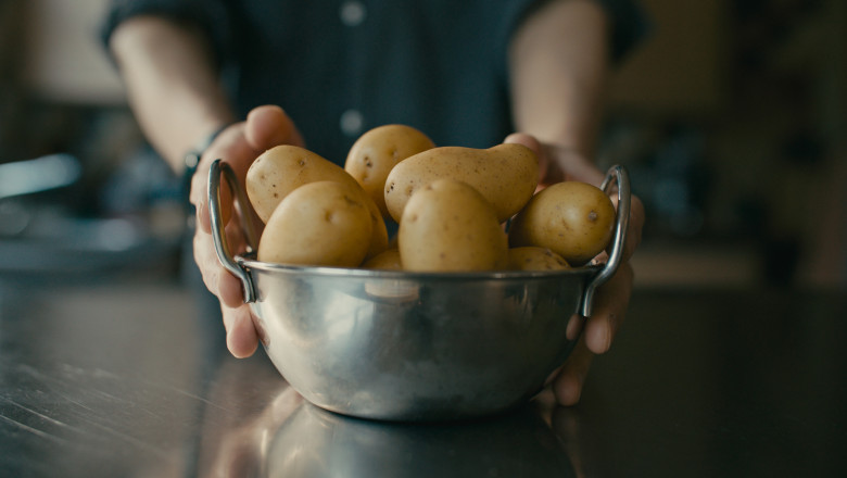 video au aparut primii cartofi noi romanesti in piete si supermarketuri pretul e cu 40 mai mare decat anul trecut cat costa kilogramul 69c22bcdc3dbf