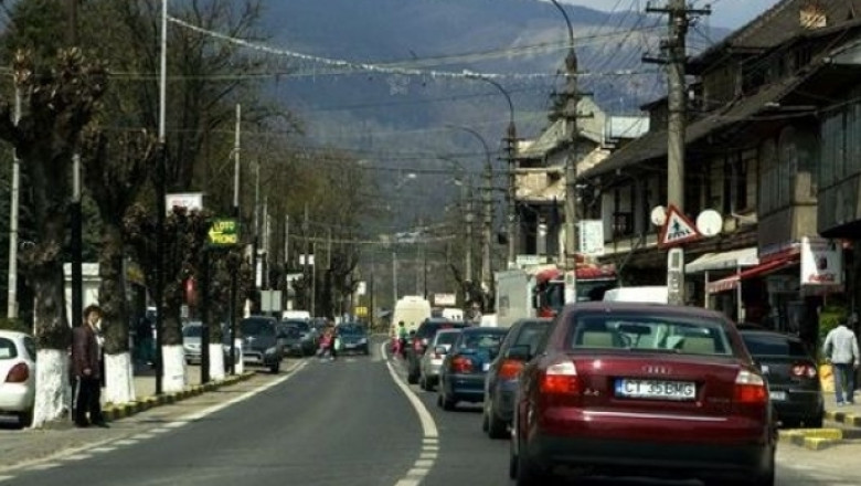 video pericol pe dn1 un zid din apropierea primariei comarnic sta sa se prabuseasca pe sosea ce spun autoritatile 69ae8f5437978