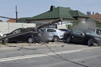 accident in olt pe dn 64 un sofer a lovit un stalp si mai multe masini parcate foto 69e2f7118274a