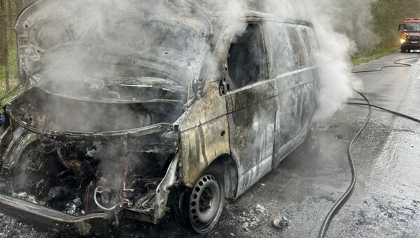 autoutilitara distrusa complet de flacari pe un drum din olt soferul a reusit sa se salveze in ultimul moment fotovideo 69d0b696d9e9c