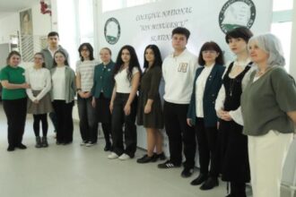 engleza un fel de a fi pentru elevii de la cnim 69cfce8f3f519