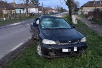 foto accident grav si neobisnuit un sofer baut a lovit un copac iar o roata desprinsa a ranit o femeie care mergea pe trotuar soferul a fugit de la lovul faptei 69d48f226cf96