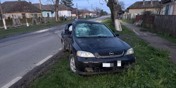 foto accident grav si neobisnuit un sofer baut a lovit un copac iar o roata desprinsa a ranit o femeie care mergea pe trotuar soferul a fugit de la lovul faptei 69d48f226cf96