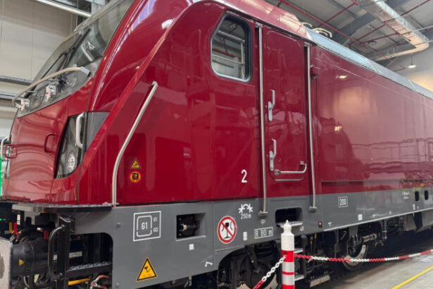 galerie foto prima locomotiva alstom care atinge 200 km ora a fost livrata catre autoritatea pentru reforma feroviara 69d51aa283954