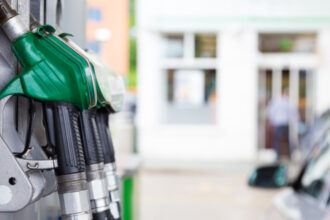 pretul motorinei a scazut vineri pana aproape de 95 lei pe litru dupa un varf de 1038 lei cat costa benzina 69d89c395e3b5