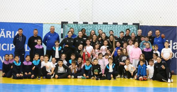 handbalistele de la csm slatina in mijlocul elevilor 69f86ee0a7998